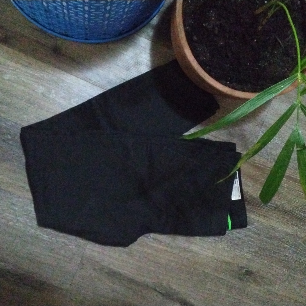 NWOT: HURLEY; WOMEN'S CLASSIC FIT, LOWRIDER, STAIGHT LEG, COTTON TWILL PANT.